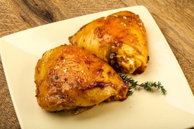 Kavrulmuş tavuk uyluk baharat ve soya sosu ile