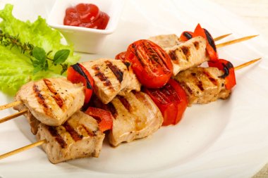 Izgara hindi şiş domates ve biber ile