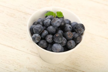 Kase ahşap arka plan üzerinde yabanmersini