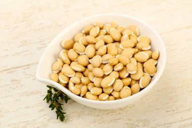 Kase ahşap arka plan üzerinde çiğ beyaz fasulye