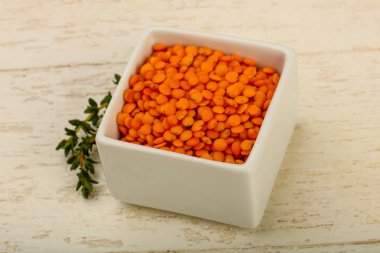 Kase ahşap arka plan üzerinde turuncu mercimek