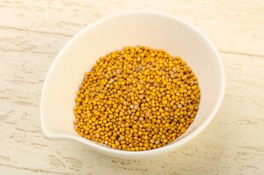 Hardal tohumu kase ahşap arka plan üzerinde