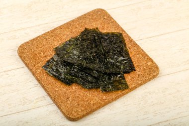 Ahşap arka plan üzerinde fiş gevrek Nori yaprak