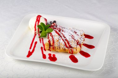 Strudel dondurma ile
