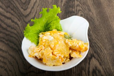 Ahşap arka plan üzerinde pişmiş yumurta