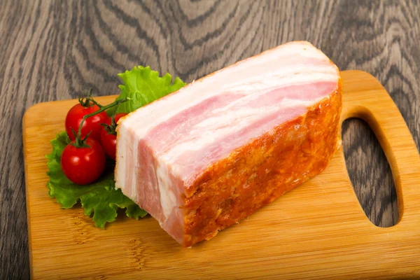 Bacon Cru Sobre Fundo Madeira — Fotografia de Stock