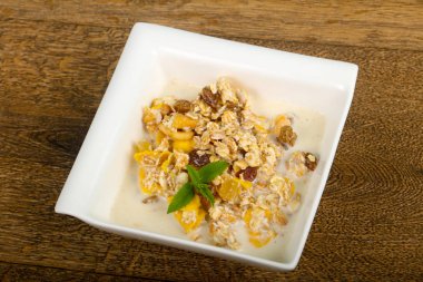 Muz, fındık ve nane ile müsli