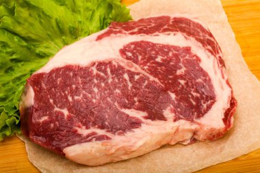 Pirzola pişmeye hazır.