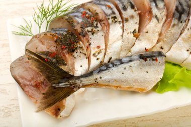 Scomber ahşap arka plan üzerinde füme