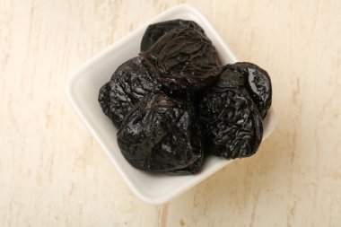 Kuru erik yığın ahşap arka plan üzerinde