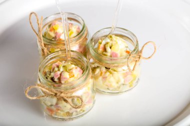 Rus salatası bardakta servis edebilirsiniz