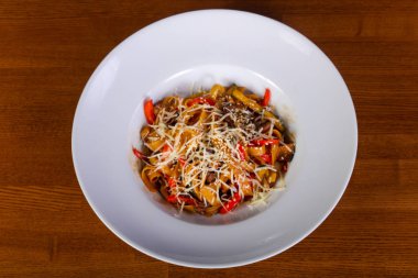 Sığır eti ve parmesan peynirli makarna