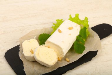 Sedir fıstıklı Brie peynirli rulo