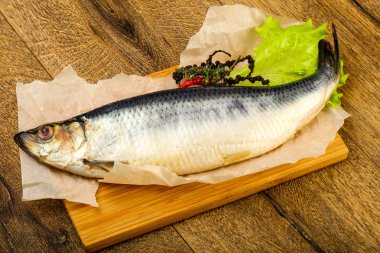 Biber ve baharatlı tuzlu ringa balığı.