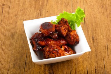 Teriyaki soslu tavuk kanadı.