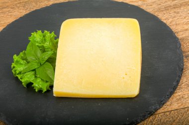 Parmesan peynirli salata yaprakları ve fesleğen ile