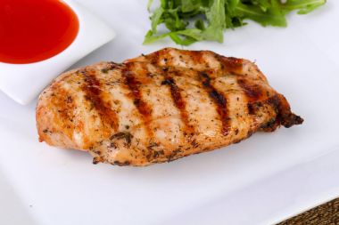 Soslu ızgara tavuk göğsü.