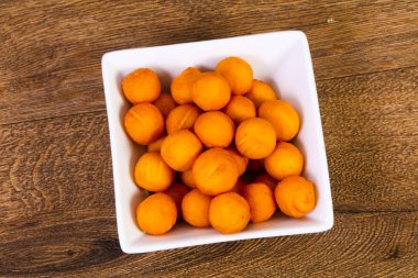 Sıcak patates topları ahşap arka plan üzerinde