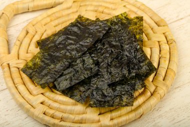 Ahşap arka plan üzerinde fiş gevrek Nori yaprak