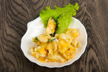 Ahşap arka plan üzerinde pişmiş yumurta