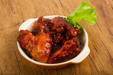 Teriyaki soslu tavuk kanadı.