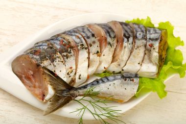 Scomber ahşap arka plan üzerinde füme