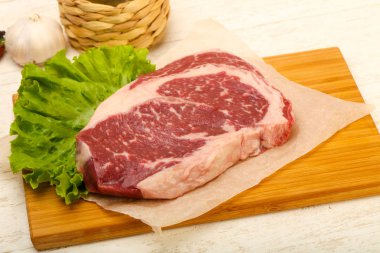 Pirzola pişmeye hazır.