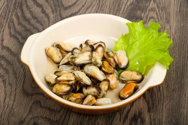 Eingelegte Miesmuscheln Mit Salatblättern — Stockfoto