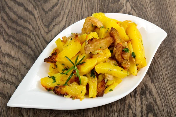 Domuz etli kızarmış patates, biberiye.