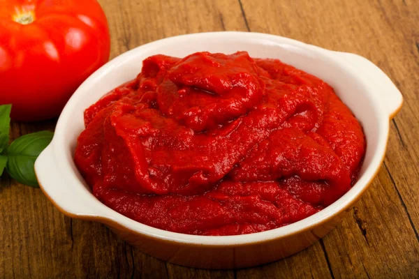 Tomatenpuree Met Basilicum — Stockfoto