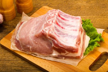 Pişirme için çiğ domuz eti