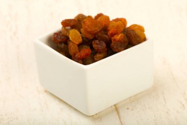 Hafif ahşap arka planda kuru üzüm yığını