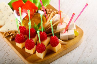 Peynir tabağı çeşitler ile Ahududu