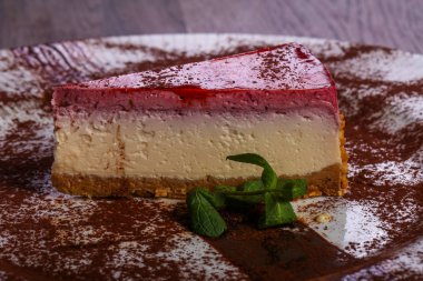 Nane yaprakları ile çilek Cheesecake hizmet
