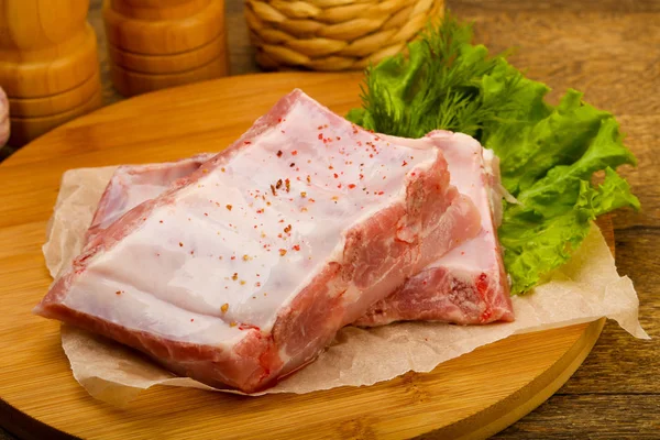 Çiğ domuz pirzolası pişmeye hazır. Baharatlı.