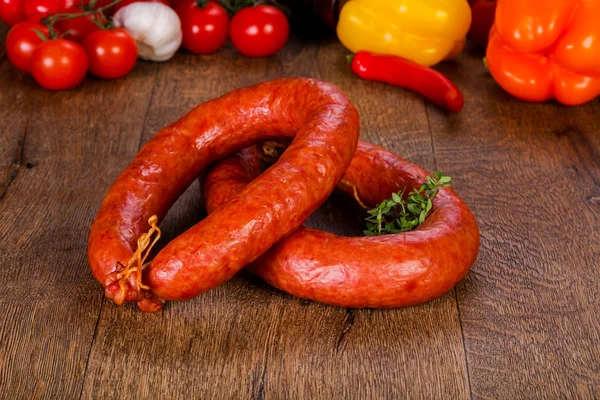 Ahşap arka plan üzerinde domuz sosisi