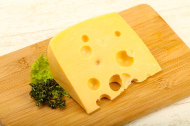 Ahşap plaka üzerinde peynir parçası