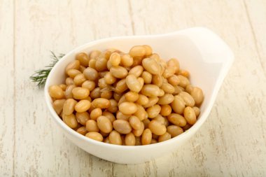 Dereotu şubesi ile kasede beyaz börülce