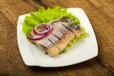 Ringa balığı filetosu dereotu ve soğan dilimlenmiş