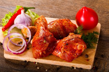 Izgara ve Barbekü için çiğ tavuk Marine bacaklar