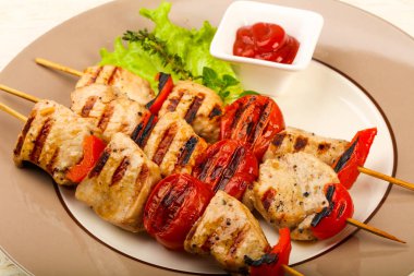 Izgara hindi şiş domates ve biber ile