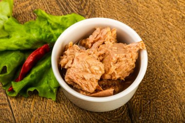 Kavanozda konserve ton balığı pişmeye hazır.