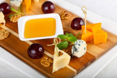 Üzüm, bal ve fındık ile Peynir tabağı karıştırın