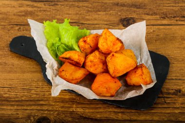 Otlu fırında patates.