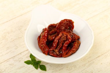 Fesleğen yapraklı kuru domates.