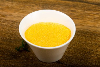 Ham polenta yemek pişirmek için hazır