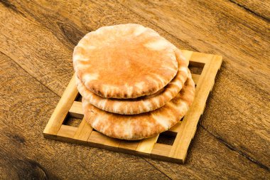 Pide ekmek yığın ahşap arka plan üzerinde