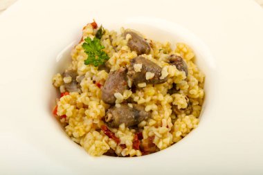 Tavuk kalbi ve kuru domatesli bulgur.