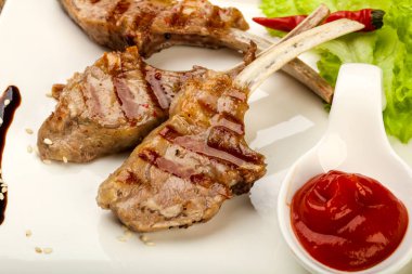 Salata yaprakları servis domates soslu kuzu ızgara