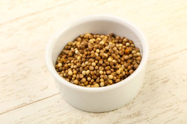 Kişniş tohumu yığın ahşap arka plan üzerinde